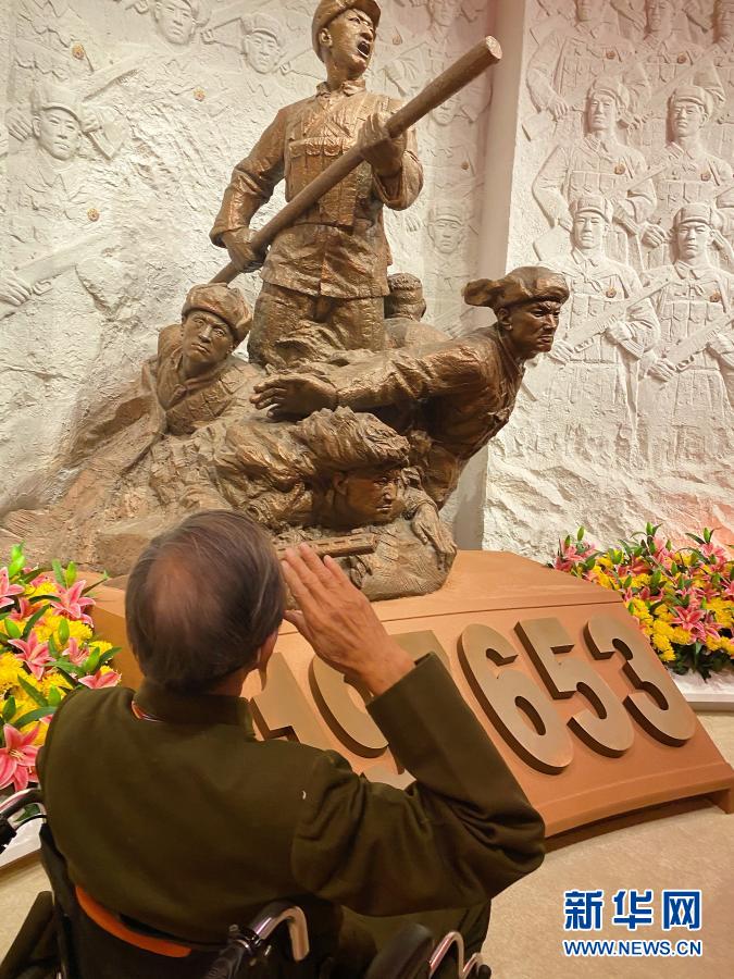 在纪念中国人民志愿军抗美援朝出国作战70周年主题展览上，杜文亮老人向抗美援朝英雄雕像敬礼（2020年10月27日摄）。新华社记者 任沁沁 摄