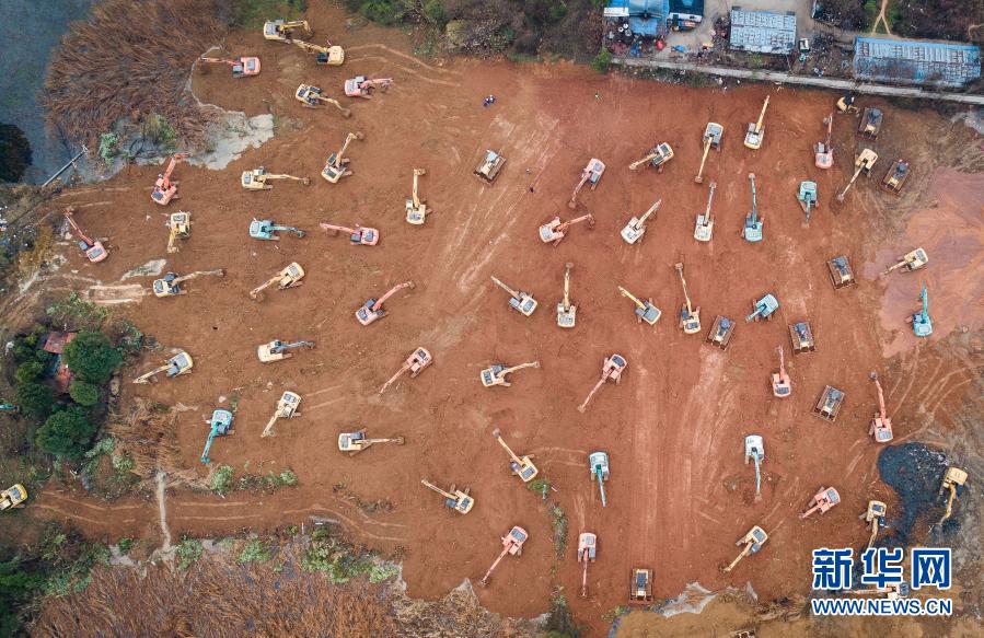 大型机械在武汉火神山医院建设工地施工（2020年1月24日摄，无人机照片）。新华社记者 肖艺九 摄