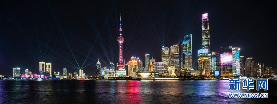2020年11月4日拍摄的上海陆家嘴光影秀。新华社记者 张豪夫 摄